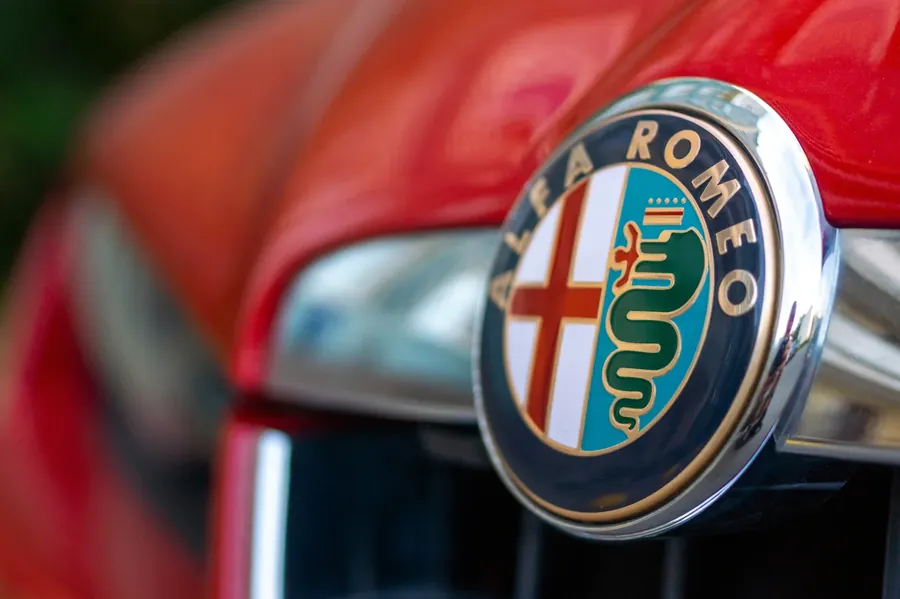 Alfa Romeo Emblem mit Kreuz und Biscione in Nahaufnahme