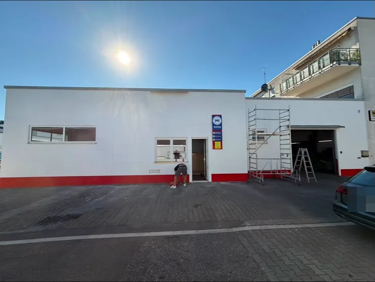 Außenansicht der Werkstatt von KFZ-Technik Martinelli in der Boßlerstraße 43 in Wendlingen am Neckar