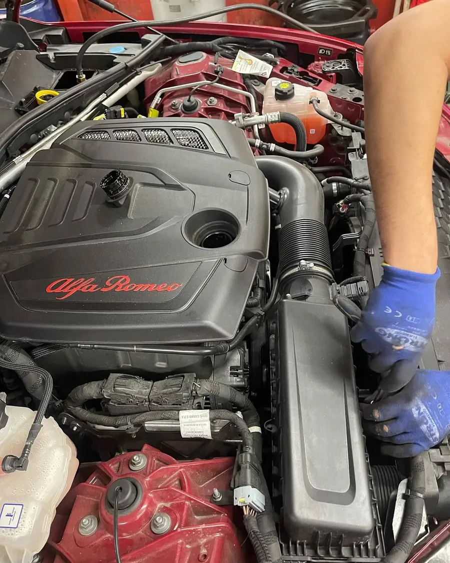 Arbeiten im Motorraum einer Alfa Romeo Giulia