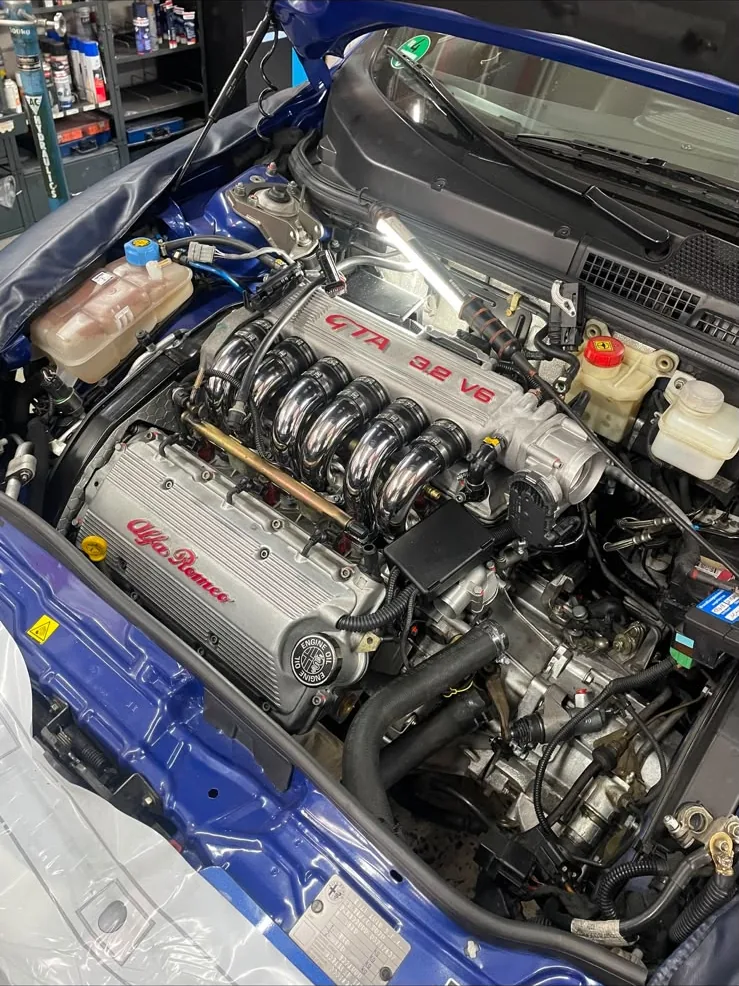 Fertig revidierter Alfa Romeo 3.2 V6 GTA Motor im Motorraum