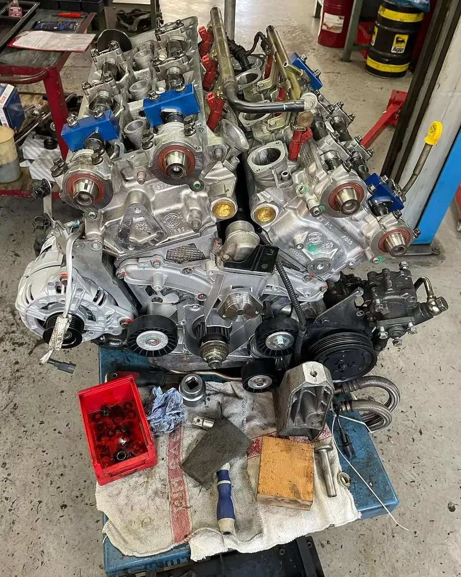 Alfa Romeo 3.2 V6 GTA Motor bei der Revision, Zylinderköpfe mit Nockenwellen-Arretierung