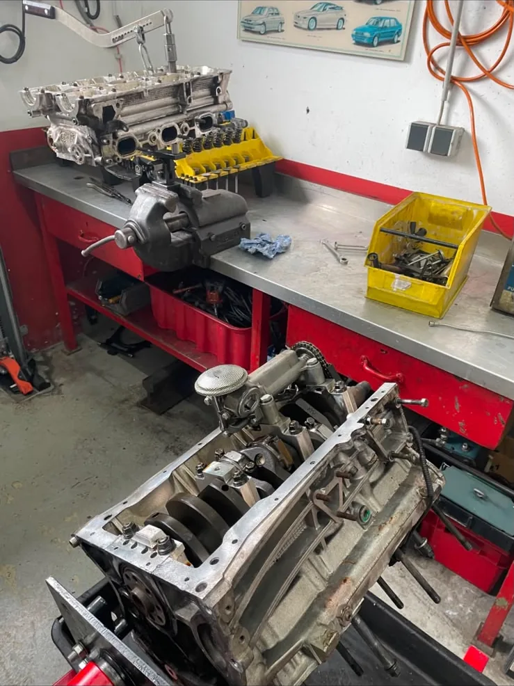 Zerlegter Alfa Romeo V6 Motorblock und Zylinderkopf auf der Werkbank