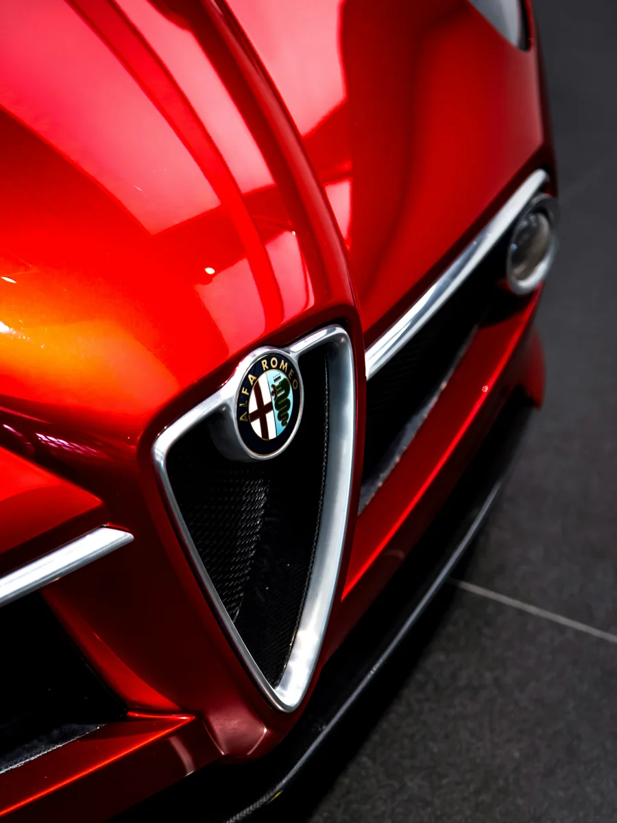 Scudetto-Kühlergrill eines roten Alfa Romeo in Nahaufnahme