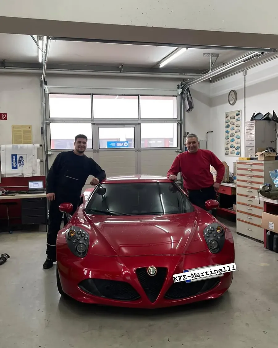 Pasquale Martinelli (rechts) mit einem Alfa Romeo 4C in seiner Werkstatt